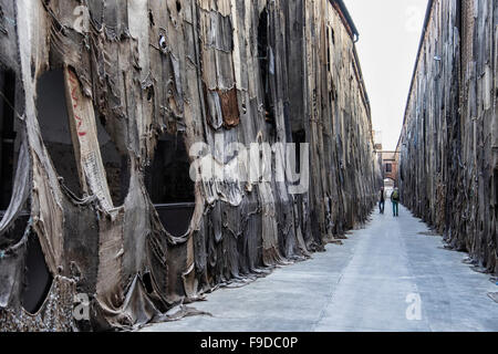 "Out of Bounds" riesige Kunstwerke aus der alten Säcke von Ibrahim Mahama bei der 2015 56. Venedig Biennale.La Biennale di Venezia, Venedig, Italien Stockfoto