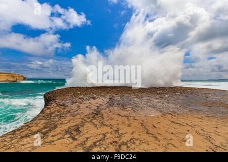 Große Welle bricht auf einem Felsen mit Explosion wie Spritzer, Great Ocean Road, Australien Stockfoto