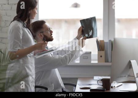 Ärzte diskutieren Darm Xray in Arztpraxis Stockfoto