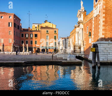 Venedig, Italien - Campo dell'Arsenale, Arsenal quadratisch mit Turmuhren, Löwen & Rio de l ' Arsenal Kanal Stockfoto