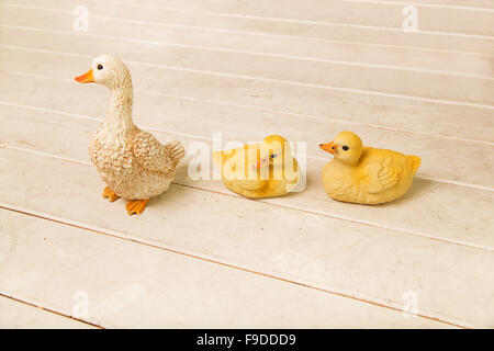 Drei Keramik Ente Figuren auf hellem Hintergrund Stockfoto