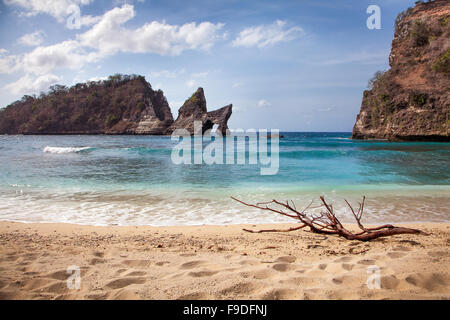 Erstaunlichen Anblick bei Nusa Penida, Batu Atuh (Vater Rock). Befindet sich direkt vor der Küste von einem wunderschönen einsamen Strand in Indonesien Stockfoto