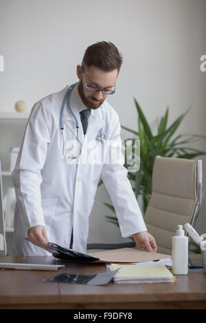 Arzt arbeitet mit Ct-Scan an Hos Arbeitsplatz Stockfoto