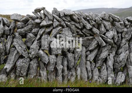 Beispiel für traditionelle Kalkstein Trockenmauer Caher Valley Burren County Clare Irland Stockfoto