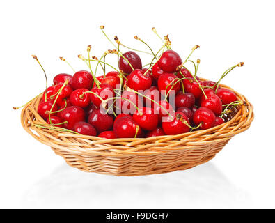 Rote Kirschen im Korb isoliert auf weißem Hintergrund Stockfoto