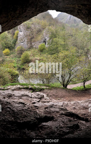 Innenansicht von eine Höhle am Ufer des Flusses in Dovedale, Peak District, Derbyshire, England Dove "Taube-Löcher". Stockfoto