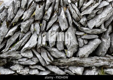 Beispiel für traditionelle Kalkstein Trockenmauer Caher Valley Burren County Clare Irland Stockfoto