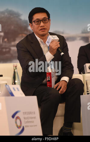 (151216)--TONGXIANG, 16. Dezember 2015 (Xinhua)--Chen Jin, CEO von ZhongAn Online-Insurance, hält eine Rede während eines Forums auf der "Internet Plus" Strategie 2015 Internet Weltkonferenz in Wuzhen, Ost-China Zhejiang Provinz, 16. Dezember 2015.  (Xinhua/Huang Zongzhi) (Mcg) Stockfoto