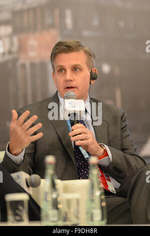 (151216)--TONGXIANG, 16. Dezember 2015 (Xinhua)--Kevin Sheekey, Global Head of Communications, Government Relations und Marketing von Bloomberg L. P., liefert eine Rede während eines Forums auf der "Internet Plus" Strategie 2015 Internet Weltkonferenz in Wuzhen, Ost-China Zhejiang Provinz, 16. Dezember 2015.  (Xinhua/Huang Zongzhi) (Mcg) Stockfoto