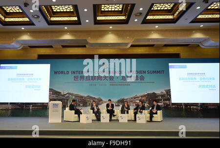 (151216)--TONGXIANG, 16. Dezember 2015 (Xinhua)--Gäste besuchen ein Forum zum Thema "Internet Plus" Strategie 2015 Welt Internet Konferenz in Wuzhen, Ost-China Zhejiang Provinz, 16. Dezember 2015.  (Xinhua/Huang Zongzhi) (Mcg) Stockfoto