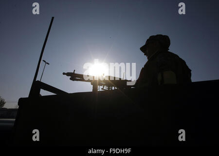 Peshawar. 16. Dezember 2015. Ein pakistanischer Soldat steht Wache in der Nähe von der Army Public School in Nordwest-Pakistan Peshawar, während der erste Jahrestag des Terroranschlags auf eine Armee geführten Schule am 16. Dezember 2015. Pakistan beobachtet den ersten Jahrestag des Terroranschlags auf eine Armee-Lauf-Schule am Mittwoch. © Umar Qayyum/Xinhua/Alamy Live-Nachrichten Stockfoto