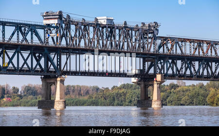 Donau-Brücke bekannt als Brücke der Freundschaft. Fachwerk-Stahlbrücke über die Donau verbindet bulgarischen und rumänischen Banken b Stockfoto