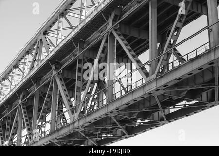 Fachwerk-Stahlbrücke Bau Fragment mit zwei Ebenen des Transports, schwarz / weiß Stockfoto