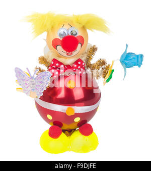 Spielzeug-Clown mit einem Schmetterling und Blume in der Hand Dekoration isoliert auf weißem Hintergrund Stockfoto