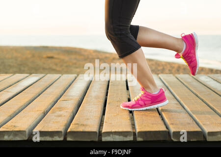 Junge Frau läuft im sonnigen Natur Stockfoto