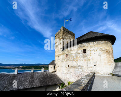 Niedzica, Polen - 28. August 2015: Niedzica Schloss - Dunajec - in den Pieniny Bergen an einem hellen Sommertag Stockfoto