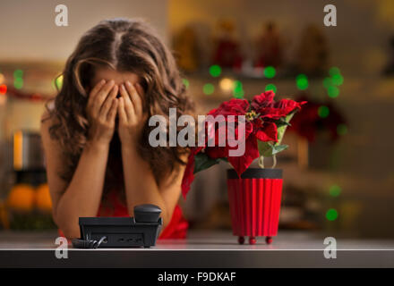 Einen stressigen Urlaub kann Weihnachten sein. Frustrierte Frau wartet auf einen Anruf. Stockfoto