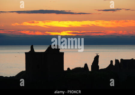 Dunnottar Castle bei Sonnenaufgang, in der Nähe von Stonehaven - Aberdeenshire, Schottland, UK. Stockfoto