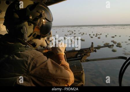 Italienische militärische Intervention im Irak (10/2004), Maschinengewehr auf einem HH-3F-Hubschrauber der italienischen Luftwaffe Stockfoto