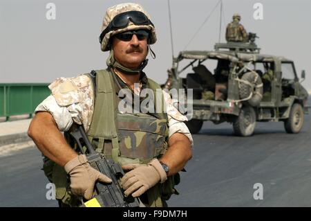 Italienische militärische Intervention im Irak (10/2004), Garnison Soldaten einen Kontrollpunkt auf der Autobahn in der Nähe des Nassiriya Stockfoto