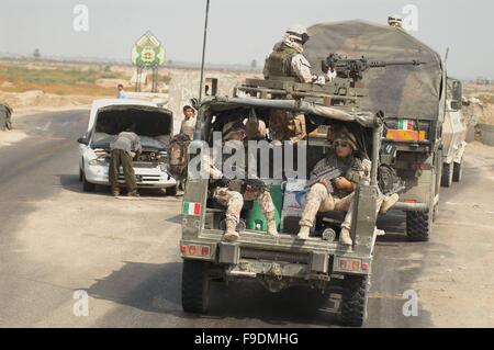 Italienische militärische Intervention im Irak (10/2004), Soldaten der airborne Brigade "Friuli" während ein Territorium Regelbetrieb Stockfoto