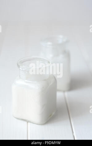 Frische Milchprodukte auf einem weißen Küchentisch Stockfoto