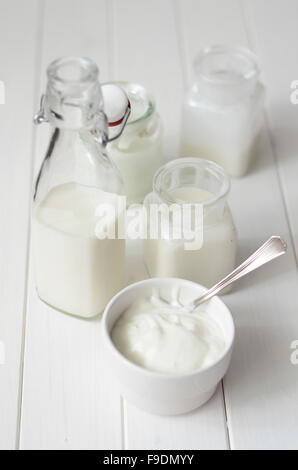 Frische Milchprodukte auf einem weißen Küchentisch Stockfoto