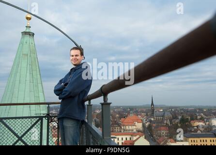 Zittau, Deutschland. 3. Dezember 2015. Wachmann Felix Weickelt posiert auf dem Turm der Johanniskirche in Zittau, Deutschland, 3. Dezember 2015. Weickelt, Deutschlands jüngste Wächter, kümmert sich der Turm von St. John's-Kirche. Foto: SEBASTIAN KAHNERT/Dpa/Alamy Live News Stockfoto