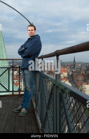 Zittau, Deutschland. 3. Dezember 2015. Wachmann Felix Weickelt posiert auf dem Turm der Johanniskirche in Zittau, Deutschland, 3. Dezember 2015. Weickelt, Deutschlands jüngste Wächter, kümmert sich der Turm von St. John's-Kirche. Foto: SEBASTIAN KAHNERT/Dpa/Alamy Live News Stockfoto