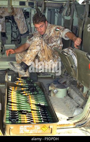 Italienische militärische Intervention im Irak (10/2004), Laden von Patronen für 30-mm-Geschütz eine Infanterie gepanzerten Kampffahrzeug Stockfoto