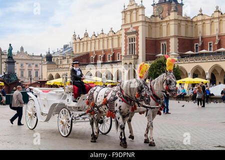 Stadtrundfahrt-Horse-drawn Wagen außerhalb 13. Jahrhundert Sukiennice (Tuchhallen oder Tuchmacher Hall) im Market Square Krakau Polen Stockfoto