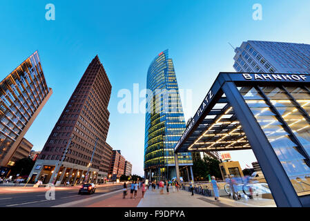 Deutschland, Berlin: Passanten umgeben von Glastürmen Hochhaus am Bahnhof Potsdamer Platz Stockfoto