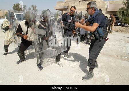 Nassiriya (Irak) italienische Carabinieri der MSU (multinationale spezialisierte Einheit) trainieren irakische Polizei (Oktober 2004) Stockfoto