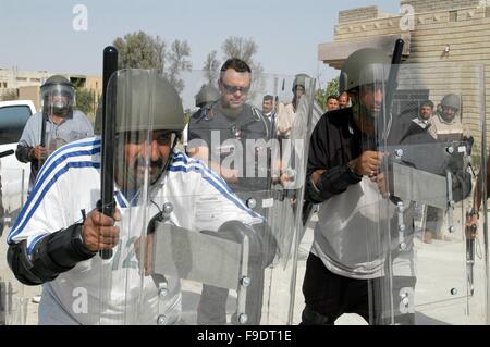 Nassiriya (Irak) italienische Carabinieri der MSU (multinationale spezialisierte Einheit) trainieren irakische Polizei (Oktober 2004) Stockfoto