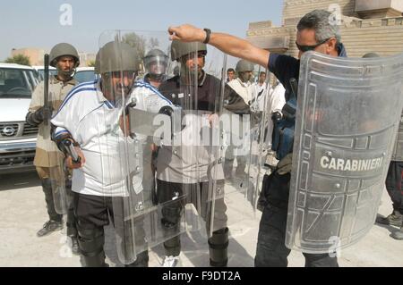 Nassiriya (Irak) italienische Carabinieri der MSU (multinationale spezialisierte Einheit) trainieren irakische Polizei (Oktober 2004) Stockfoto