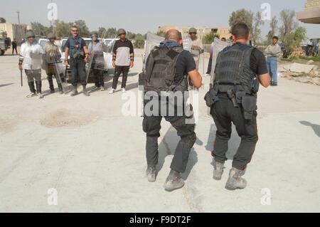 Nassiriya (Irak) italienische Carabinieri der MSU (multinationale spezialisierte Einheit) trainieren irakische Polizei (Oktober 2004) Stockfoto