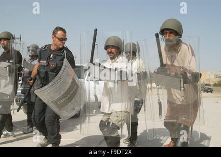 Nassiriya (Irak) italienische Carabinieri der MSU (multinationale spezialisierte Einheit) trainieren irakische Polizei (Oktober 2004) Stockfoto