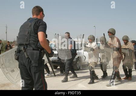 Nassiriya (Irak) italienische Carabinieri der MSU (multinationale spezialisierte Einheit) trainieren irakische Polizei (Oktober 2004) Stockfoto