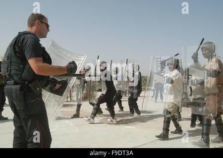 Nassiriya (Irak) italienische Carabinieri der MSU (multinationale spezialisierte Einheit) trainieren irakische Polizei (Oktober 2004) Stockfoto