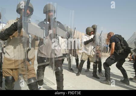 Nassiriya (Irak) italienische Carabinieri der MSU (multinationale spezialisierte Einheit) trainieren irakische Polizei (Oktober 2004) Stockfoto