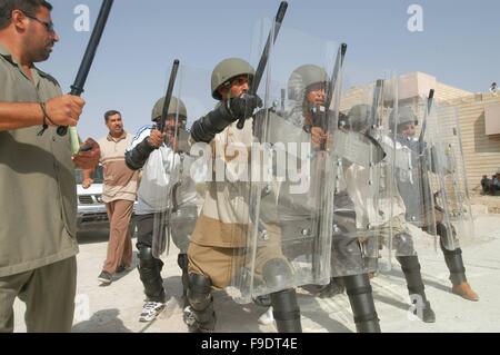 Nassiriya (Irak) italienische Carabinieri der MSU (multinationale spezialisierte Einheit) trainieren irakische Polizei (Oktober 2004) Stockfoto