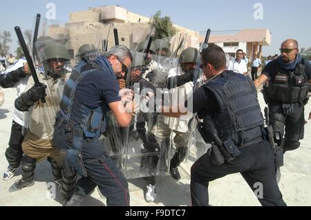 Nassiriya (Irak) italienische Carabinieri der MSU (multinationale spezialisierte Einheit) trainieren irakische Polizei (Oktober 2004) Stockfoto