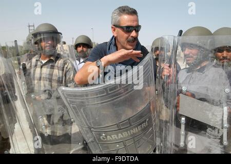 Nassiriya (Irak) italienische Carabinieri der MSU (multinationale spezialisierte Einheit) trainieren irakische Polizei (Oktober 2004) Stockfoto