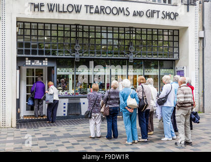 Eine Gruppe von Touristen vor dem ehemaligen Willow Tearooms and Gift Shop in der Sauchiehall Street im Stadtzentrum von Glasgow, Schottland, Großbritannien Stockfoto