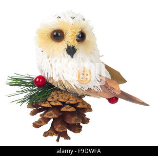 Eule sitzt auf Zapfen, rote Beeren, Weihnachtsdekoration, die isoliert auf weißem Hintergrund Stockfoto