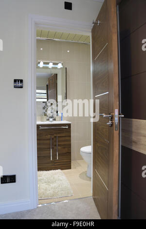 Blick in eine moderne En-Suite Badezimmer in einem frisch renovierten Haus in London Stockfoto