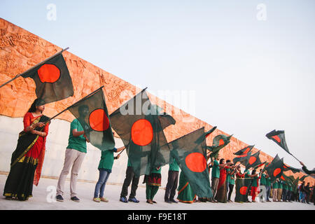 Dhaka, Bangladesch. 16. Dezember 2015. Winken Bangladeshs Nationalflagge auf Sieg da Bangladeshi Leute beobachten Tag des Sieges. Am 16. Dezember 1971 Bangladesh gewann nach 9 Monate lang Befreiung Krieg gegen Pakistan.y Credit: Belal Hossain Rana/Pacific Press/Alamy Live News Stockfoto