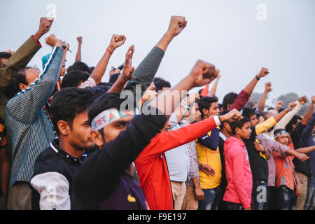 Dhaka, Bangladesch. 16. Dezember 2015. Bangladeshi Leute nehmen Eid, eine bessere Bangladesch am Tag Sieges zu machen. Bangladeshi Leute beobachten Tag des Sieges. Am 16. Dezember 1971 Bangladesh gewann nach 9 Monate lang Befreiung Krieg gegen Pakistan. Bildnachweis: Belal Hossain Rana/Pacific Press/Alamy Live-Nachrichten Stockfoto