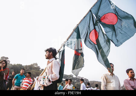 Dhaka, Bangladesch. 16. Dezember 2015. Eine Flagge Anbieter verkaufen Bangladeshs Nationalflagge. Bangladeshi Leute beobachten Tag des Sieges. Am 16. Dezember 1971 Bangladesh gewann nach 9 Monate lang Befreiung Krieg gegen Pakistan. Bildnachweis: Belal Hossain Rana/Pacific Press/Alamy Live-Nachrichten Stockfoto