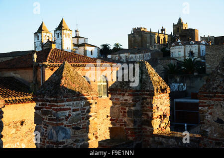 Caceres monumentalen Abend, Blick vom Turm der Bujaco. Cáceres, Extremadura, Spanien. Europa Stockfoto